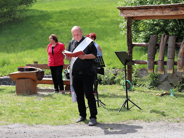 Pobožnost u obnoveného sloupu sloužil Mgr. Jan Hedvik.