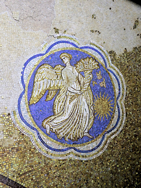 Medailon s andělem ve skleněné mozaice.