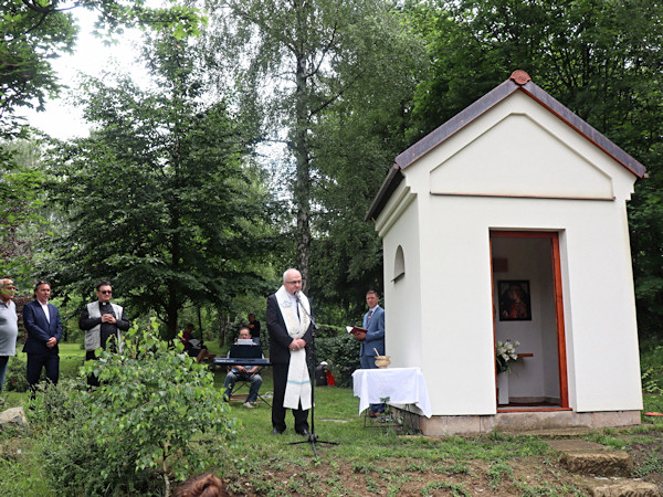 Bohoslužbu u kaple vedl litoměřický biskup Mons. Jan Baxant.