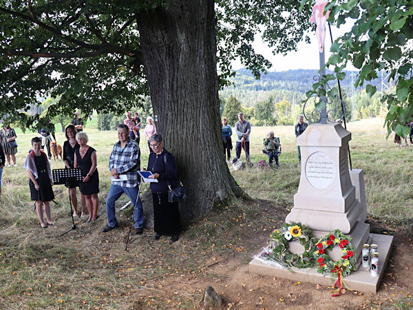 S historií kříže a jeho obnovou seznámila přítomné Jitka Tůmová ze Spolku Pod Studencem.