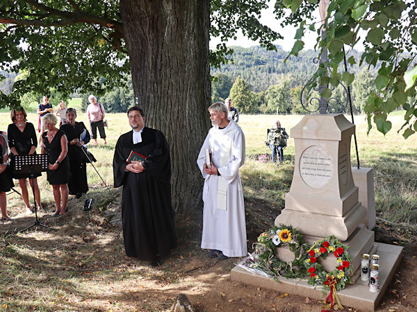 Pobožnost sloužil Mgr. Richard F. Vlasák, M.Th. farář Českobratrské církve evangelické na Šluknovsku společně s knězem českokamenické Římskokatolické farnosti R. D. Jiřím Suchardou.