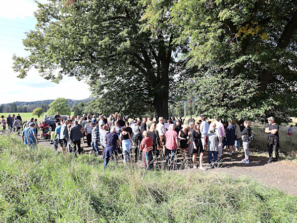 Požehnání kříže se zúčastnilo okolo 80 lidí z blízkého i vzdáleného okolí.