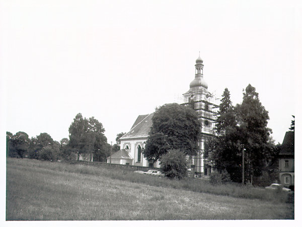 Kostel v Doubici před dokončením oprav.