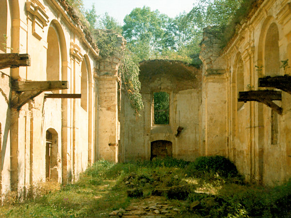 Vnitřek kostela sv. Martina před opravou.