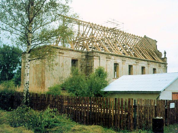 Stavba nové střechy kostela.