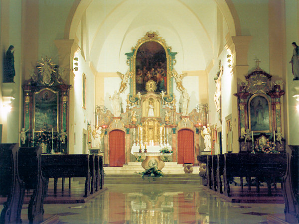 Interiér obnoveného kostela.