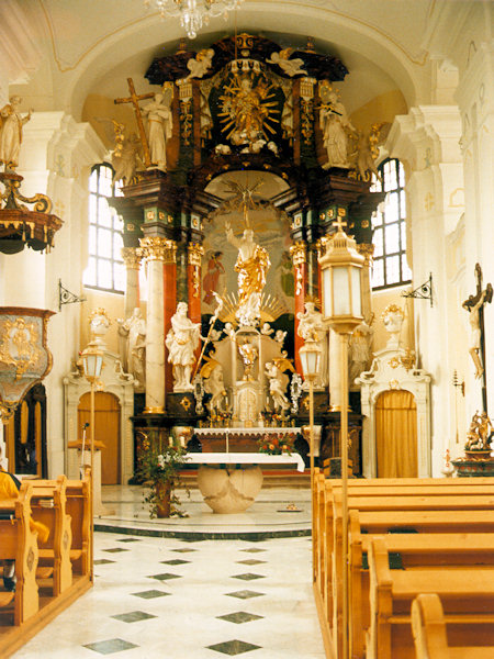 Interiér obnoveného kostela v Srbské Kamenici.