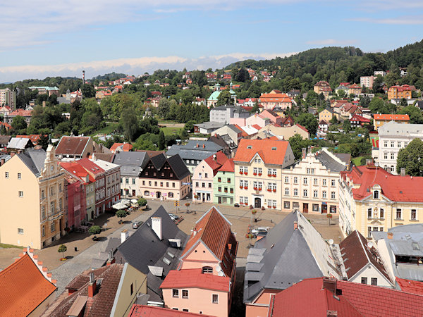 Pohled na střed města z věže kostela sv. Jakuba.