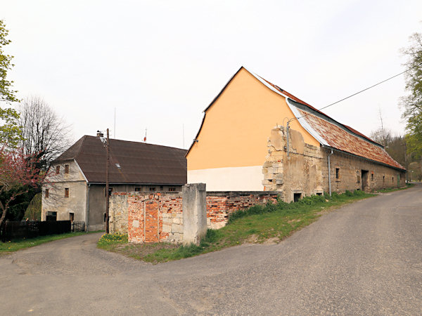 Die Dechantei und ehemalige Pfarrschule hinter der Kirche.