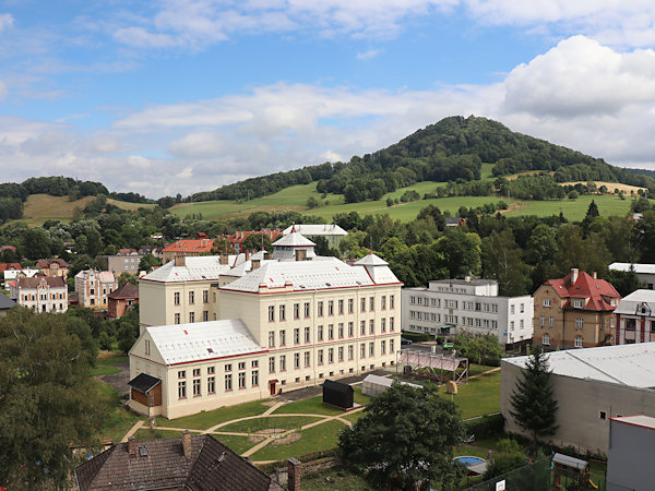 Školní budova v Palackého ulici se Zámeckým vrchem v pozadí.
