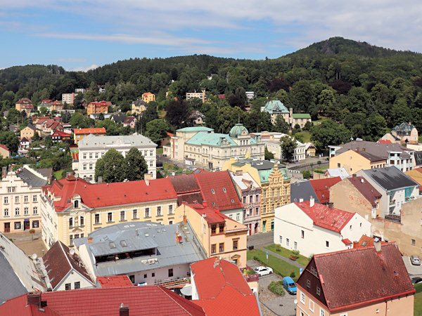 Pohled z věže kostela sv. Jakuba přes horní předměstí k Jehle.