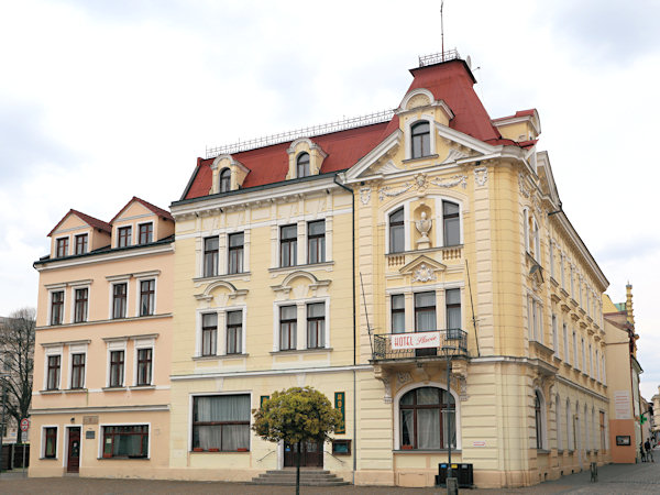 Hotel Slavie na východní straně náměstí.