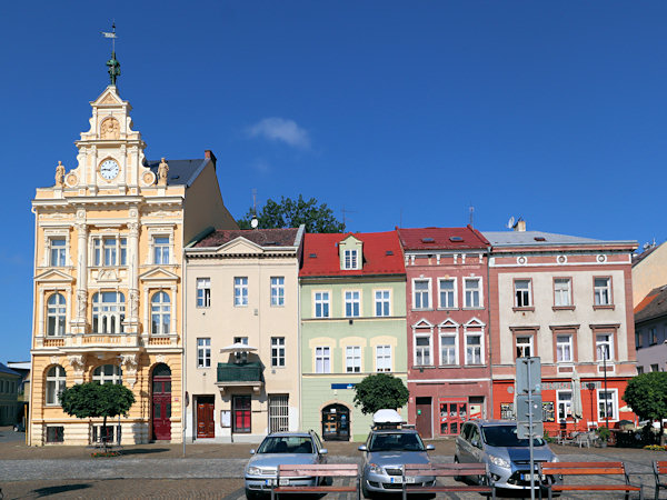 Západní strana náměstí s výstavnou budovou městské spořitelny.