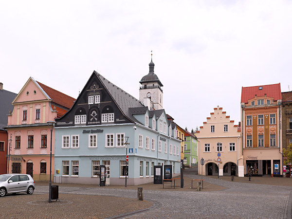 Südseite des Marktplatzes, im Hintergrund die Kirche.