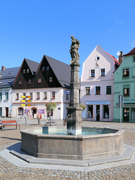 Westseite des Marktplatzes mit dem Jugendstil-Hause der Sparkassa.