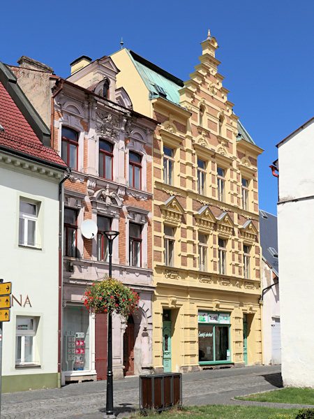 Der Marktplatz mit dem Rathaus und dem Hotel Slávie.