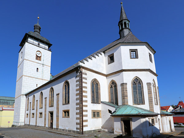 Pohled na kostel sv. Jakuba z jihovýchodní strany.