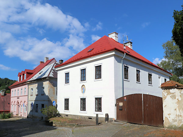 Die Dechantei und ehemalige Pfarrschule hinter der Kirche.