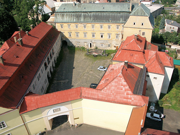 Pohled na zámek z věže kostela sv. Jakuba.