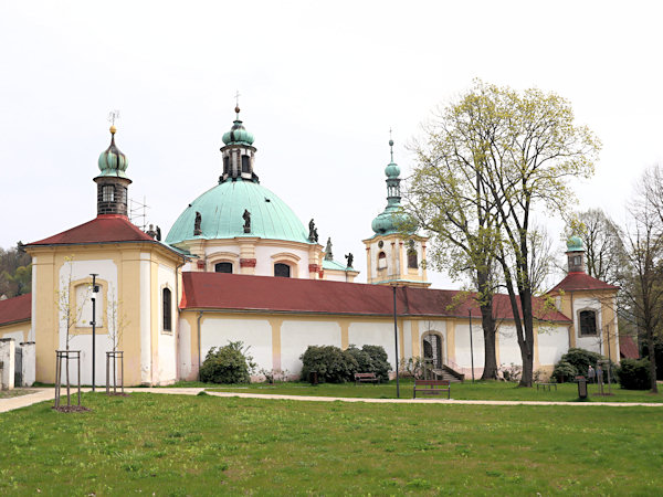 Pohled na areál Mariánské kaple z bývalého hřbitova.