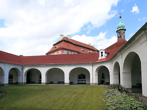 Das Innere des Kreuzganges um die Kapelle zur Geburt der Jungfrau Maria.