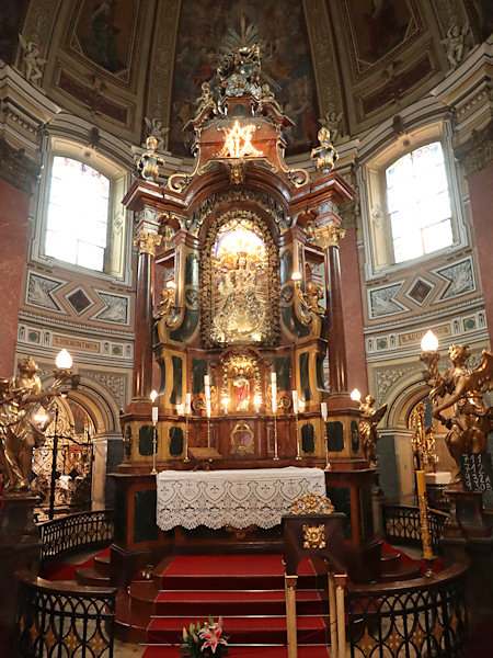 Hlavní oltář se soškou Panny Marie Kamenické.