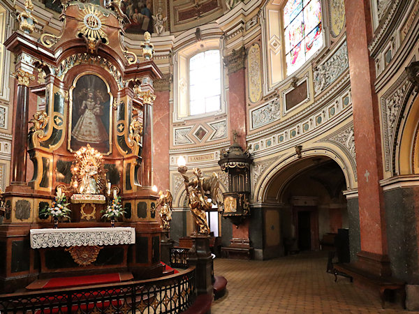 Pohled do interiéru kaple se zadní stranou hlavního oltáře.