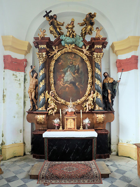 Oltář sv. Jana Nepomuckého v jedné z rohových kaplí ambitu.