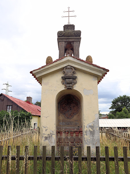 Kaplička Nejsvětější Trojice u silnice do Huníkova.