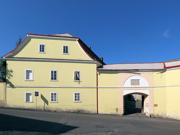 Schlosseinfahrt mit den Wappen der Kinsky und Trčka.