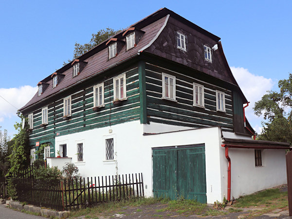 Einstöckiges Umgebindehaus an der Strasse nach Jonsbach.