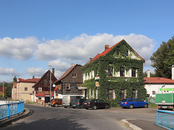 Domy s hostincem U Slunce při silnici do Janské.