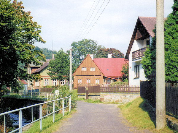 Domky u břehu říčky Kamenice.