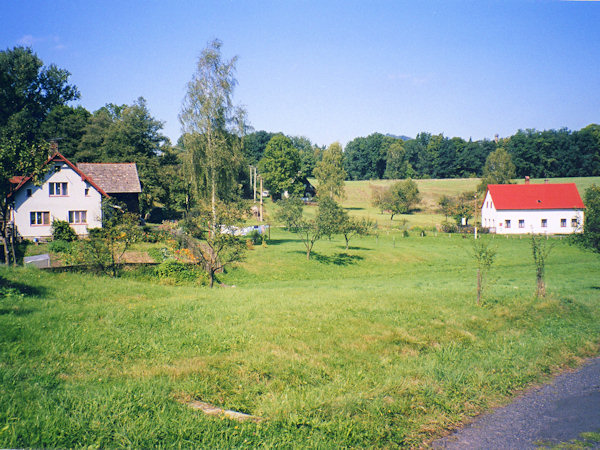 Verstreute Häuser am Ostrande des Dorfes.