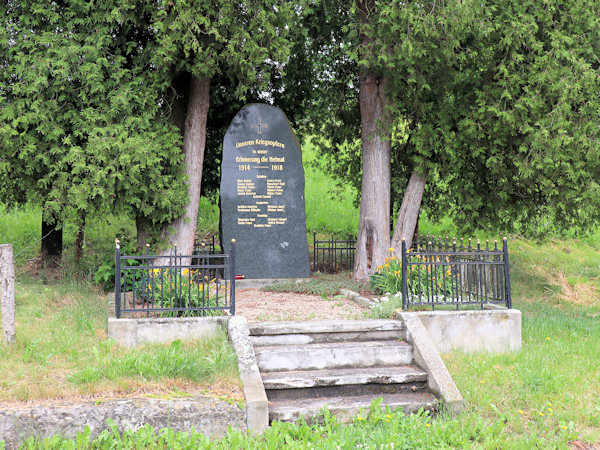 Denkmal für die Gefallenen des Ersten Weltkriegs an der Straße unterhalb der Kirche.