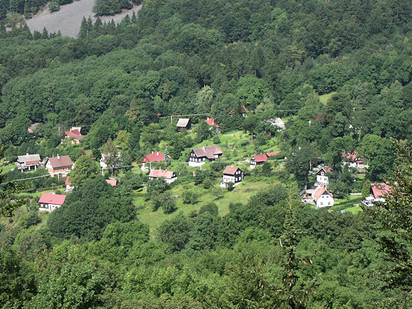 Pohled na horní část osady ze Zlatého vrchu.