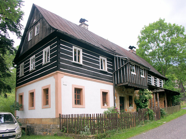 Die alte Schmiede mit ihrem hölzernem Obergeschoss.