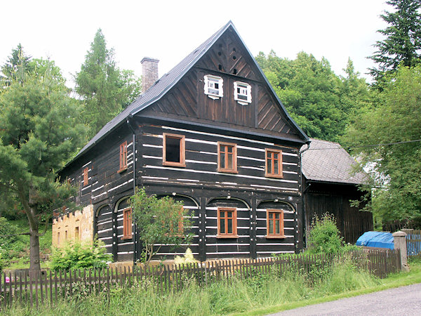 Einstöckiges Holzhaus im Dorfe.