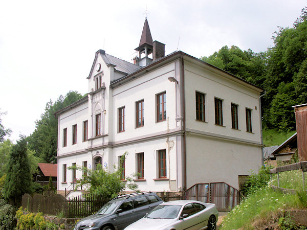 Bývalá školní budova z roku 1882.