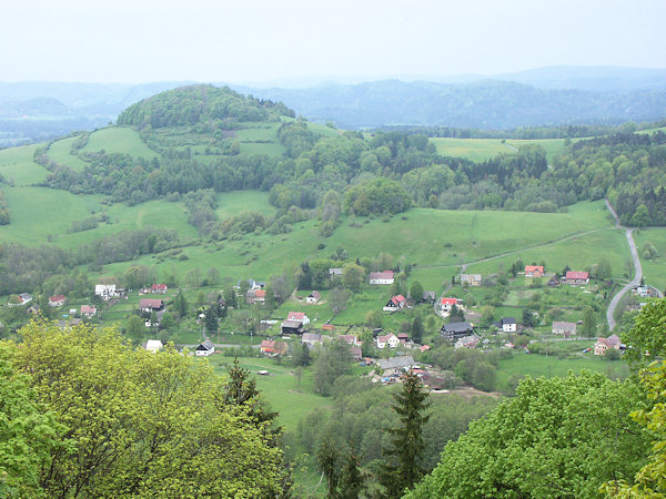 Pohled na obec ze svahu Kunratického vrchu. Za obcí je Větrný vrch.