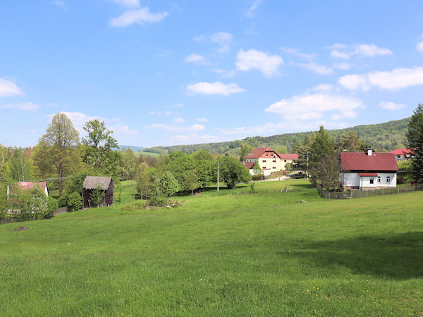 Pohled na domky uprostřed osady z úpatí Rollebergu.