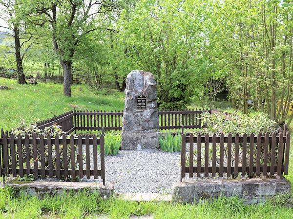 Gefallenendenkmal im Dorf.