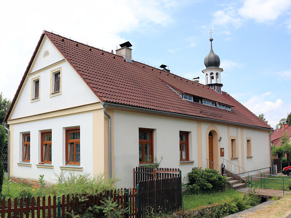 Haus der ehemaligen Schule mit einem Türmchen auf dem Dache.