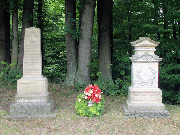 Kamenné pomníky, připomínající prusko-rakouskou bitvu v roce 1757.