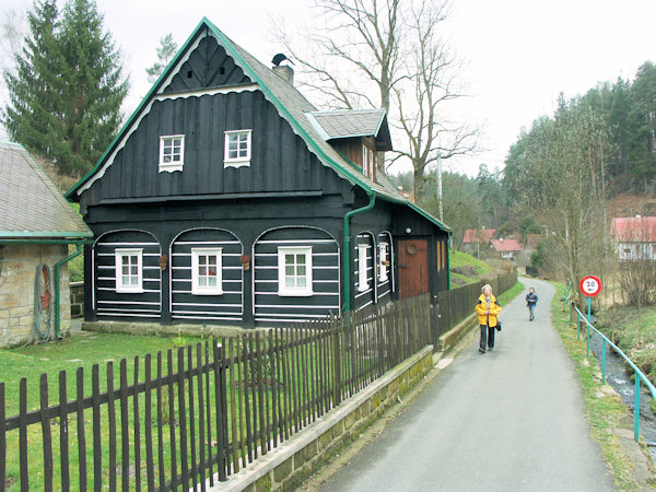 Roubený dům u cesty do Pavlínina údolí.