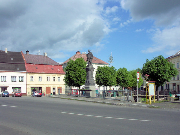 Brücke mit der Statue des hl. Johann v Nepomuk in der Mitte des Stadtplatzes.