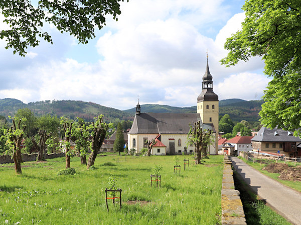 Kirche St. Georg mit dem ehemaligen Friedhof.