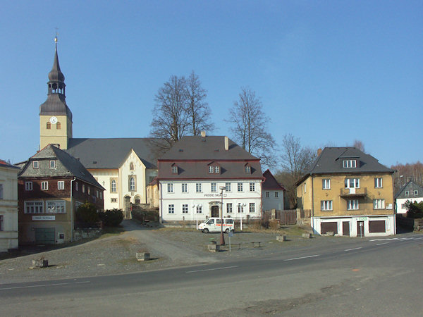 Severovýchodní část náměstí s kostelem sv. Jiří a památkově chráněným domem č.p.10.
