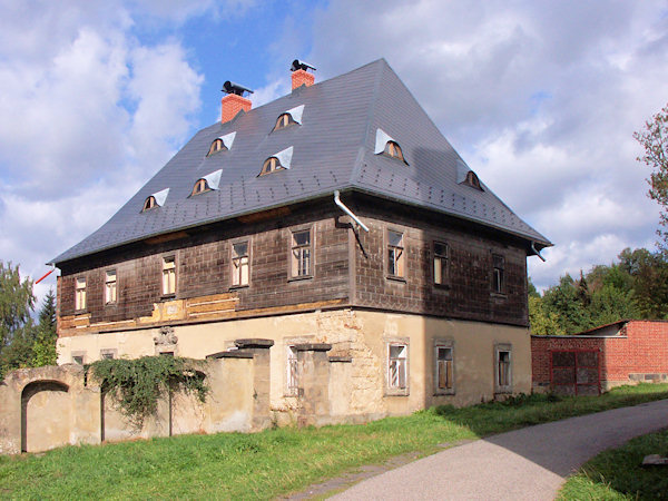 Die ehemalige Pfarre neben der Kirche.