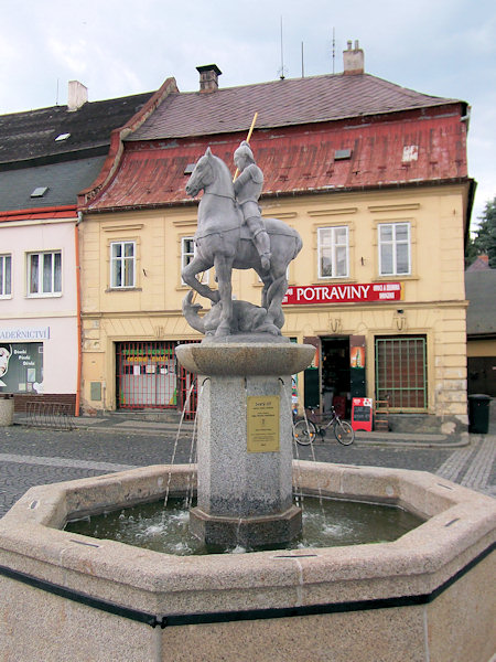 Brunnen mit der Statue des hl. Georg.
